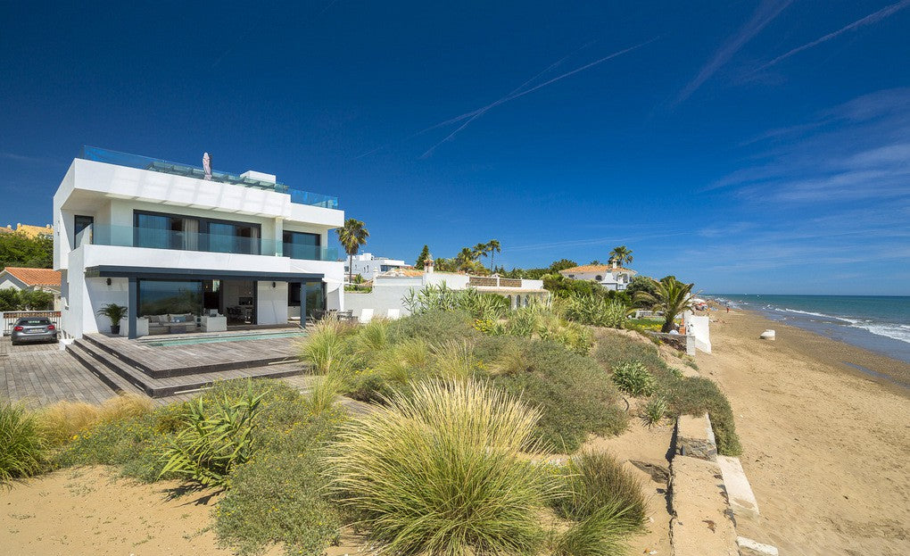 Frontline Beach House, 6-bed villa in Elviria, Marbella – photo 1