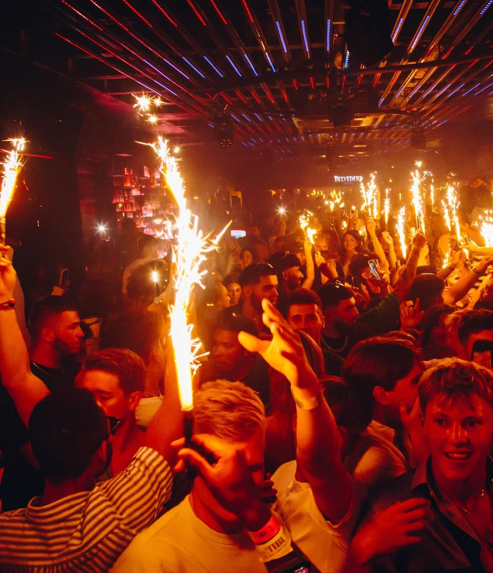 Bengalas sobre una pista llena en la discoteca Tibu, Puerto Banús